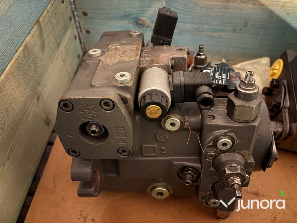 Hydraulpump - Volvo L45B - Hidraulikus szivattyú - Építőipari gépek: 1 kép. Hydraulpump - Volvo L45B - Hidraulikus szivattyú - Építőipari gépek: 1 kép.