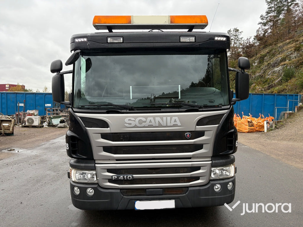 Kranbil - Scania P410 med Hiab 138 - Platós teherautó, Darus autó: 2 kép. Kranbil - Scania P410 med Hiab 138 - Platós teherautó, Darus autó: 2 kép.