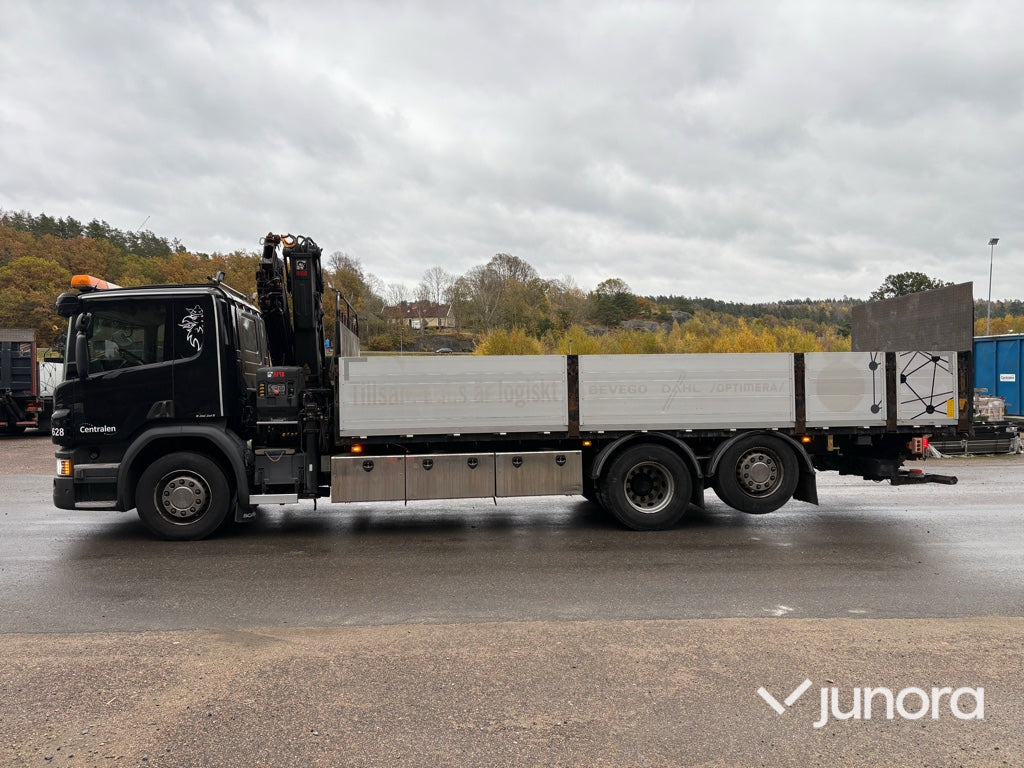 Kranbil - Scania P410 med Hiab 138 - Platós teherautó, Darus autó: 4 kép. Kranbil - Scania P410 med Hiab 138 - Platós teherautó, Darus autó: 4 kép.