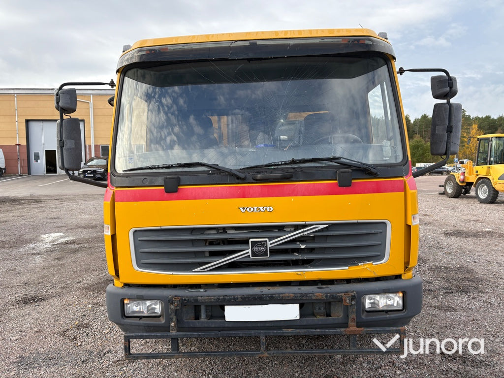 Lastbil - Volvo FL611 4X2 - Platós teherautó: 2 kép. Lastbil - Volvo FL611 4X2 - Platós teherautó: 2 kép.
