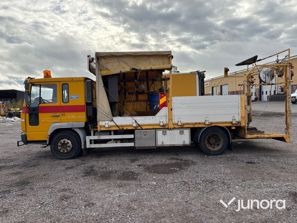 Lastbil - Volvo FL611 4X2 - Platós teherautó: 4 kép. Lastbil - Volvo FL611 4X2 - Platós teherautó: 4 kép.