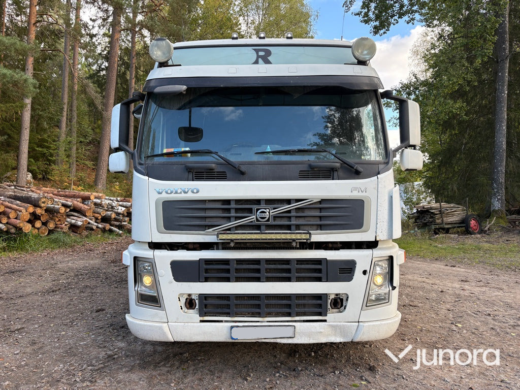 Lastbil Volvo FM-480 6*2 med lyftkran - Platós teherautó, Darus autó: 2 kép. Lastbil Volvo FM-480 6*2 med lyftkran - Platós teherautó, Darus autó: 2 kép.
