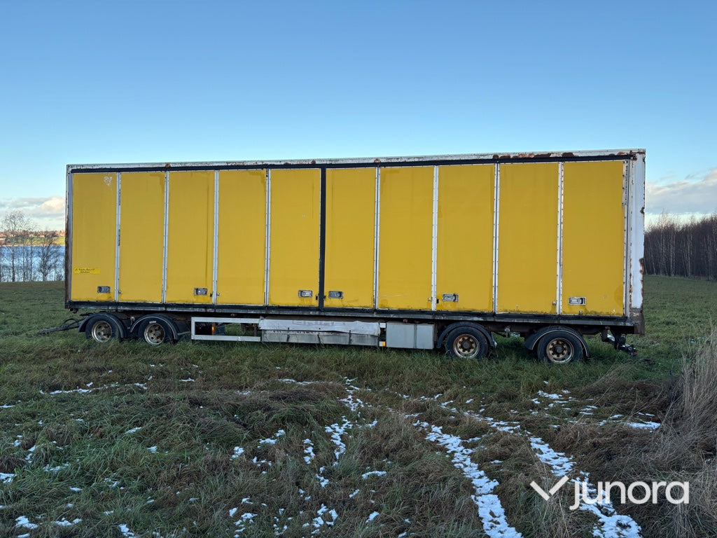 Lastbilssläp - BRIAB SBLB4S—36-124 - Pótkocsi dobozos: 2 kép. Lastbilssläp - BRIAB SBLB4S—36-124 - Pótkocsi dobozos: 2 kép.