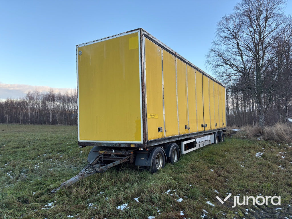 Lastbilssläp - BRIAB SBLB4S—36-124 - Pótkocsi dobozos: 1 kép. Lastbilssläp - BRIAB SBLB4S—36-124 - Pótkocsi dobozos: 1 kép.