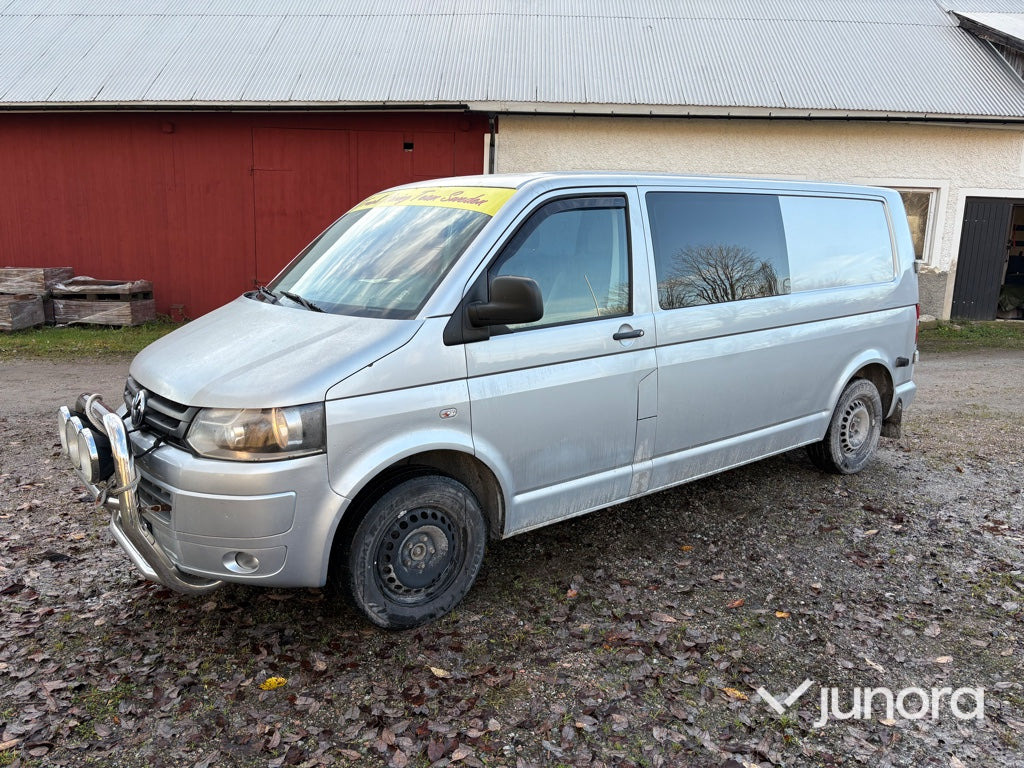 Lätt lastbil - Volkswagen Transporter 2.5 TDI - Duplakabinos kisteherautó: 1 kép. Lätt lastbil - Volkswagen Transporter 2.5 TDI - Duplakabinos kisteherautó: 1 kép.
