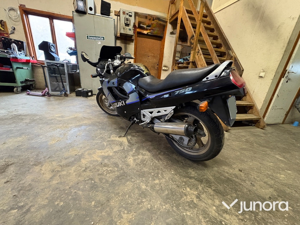 Motorcykel - SUZUKI GSX 750 F - Motorkerékpár: 4 kép. Motorcykel - SUZUKI GSX 750 F - Motorkerékpár: 4 kép.