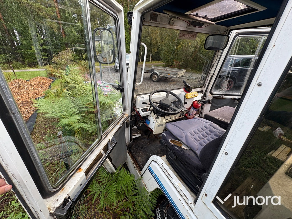 Plogbil - Bagagetruck - Poggyász vontató: 5 kép. Plogbil - Bagagetruck - Poggyász vontató: 5 kép.