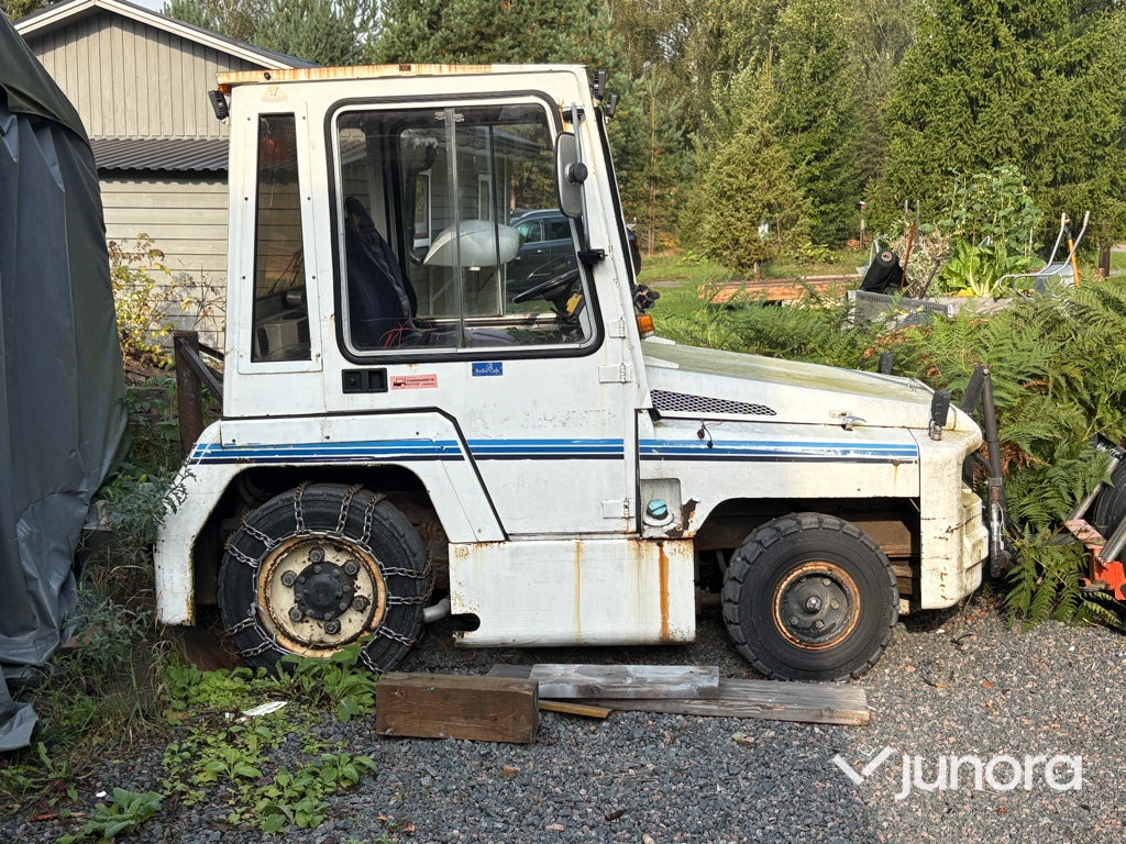 Plogbil - Bagagetruck - Poggyász vontató: 1 kép. Plogbil - Bagagetruck - Poggyász vontató: 1 kép.