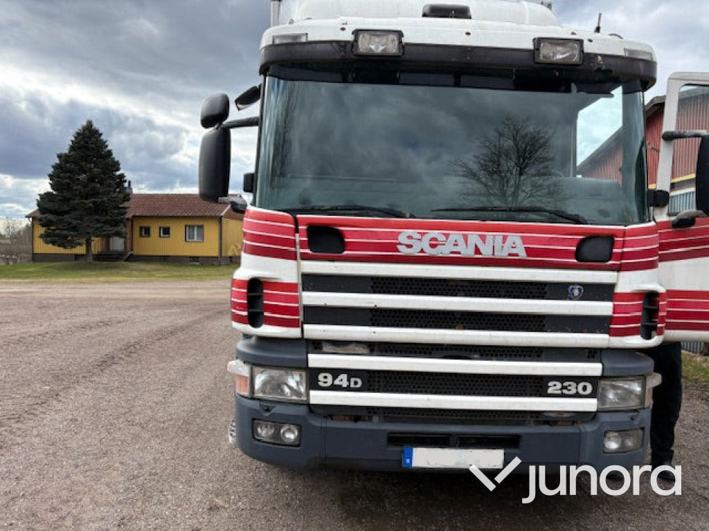 Scania P94 - Dobozos felépítményű teherautó: 3 kép. Scania P94 - Dobozos felépítményű teherautó: 3 kép.