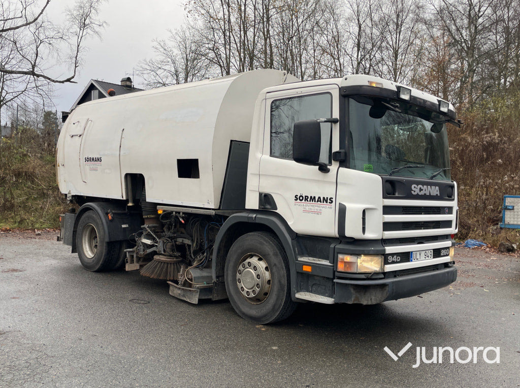 Sop och Uppsamlarbil Scania 94D / 260 - Utcaseprő gép: 1 kép. Sop och Uppsamlarbil Scania 94D / 260 - Utcaseprő gép: 1 kép.