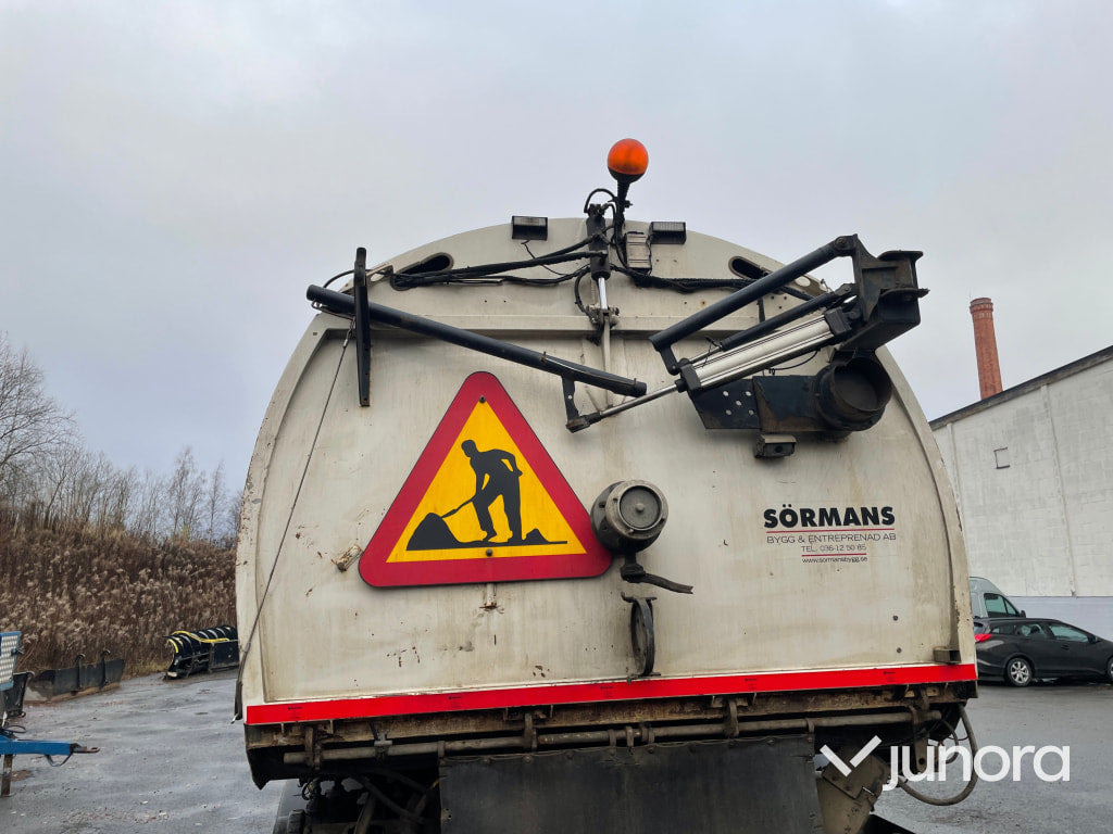 Sop och Uppsamlarbil Scania 94D / 260 - Utcaseprő gép: 4 kép. Sop och Uppsamlarbil Scania 94D / 260 - Utcaseprő gép: 4 kép.