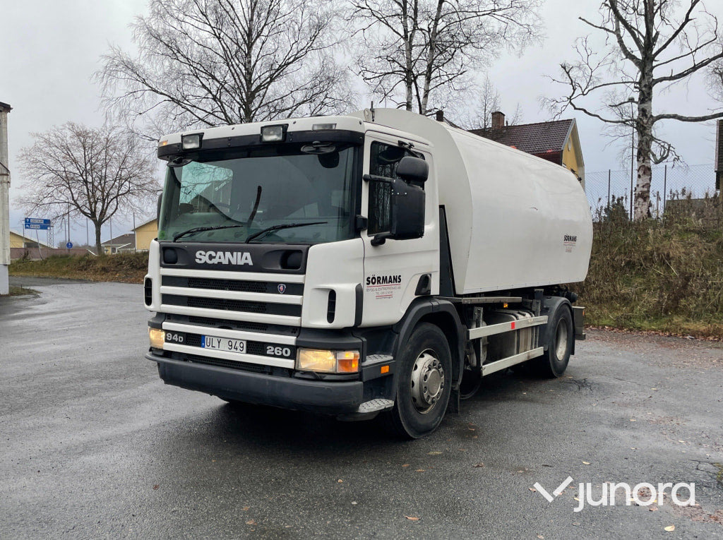 Sop och Uppsamlarbil Scania 94D / 260 - Utcaseprő gép: 2 kép. Sop och Uppsamlarbil Scania 94D / 260 - Utcaseprő gép: 2 kép.