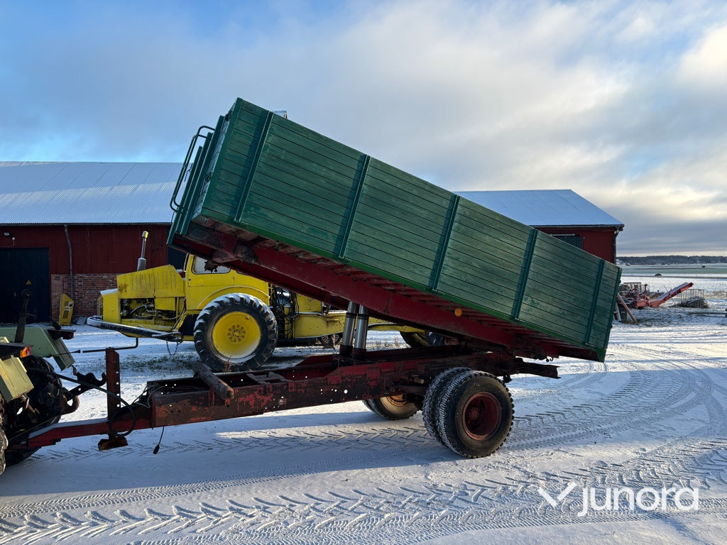 Spannmålskärra - med tipp - Mezőgazdasági billenőpótkocsi: 3 kép. Spannmålskärra - med tipp - Mezőgazdasági billenőpótkocsi: 3 kép.