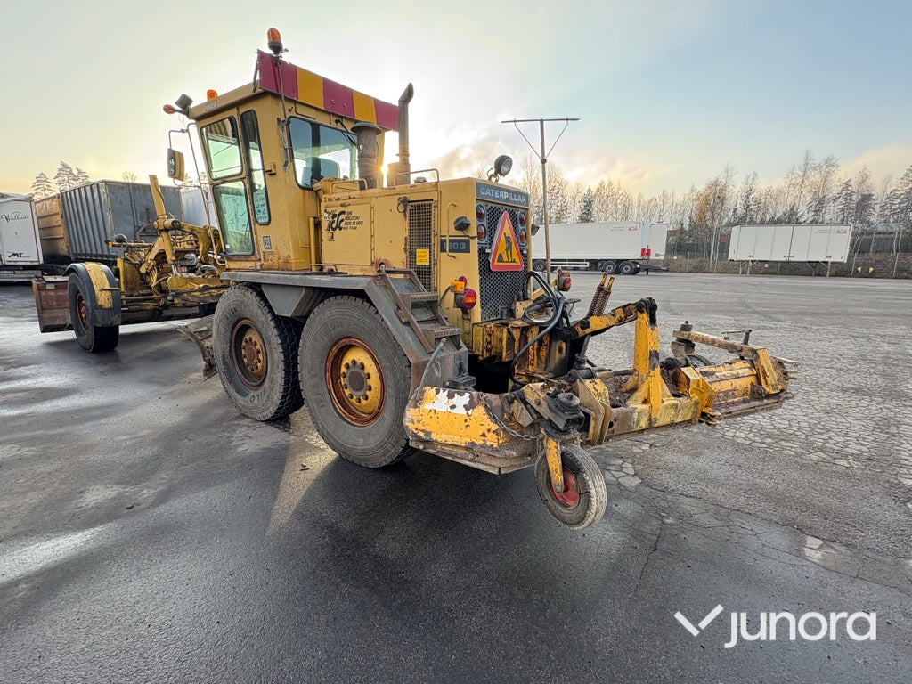 Vägskrapa - Caterpillar, 120G - Szkréper: 5 kép. Vägskrapa - Caterpillar, 120G - Szkréper: 5 kép.