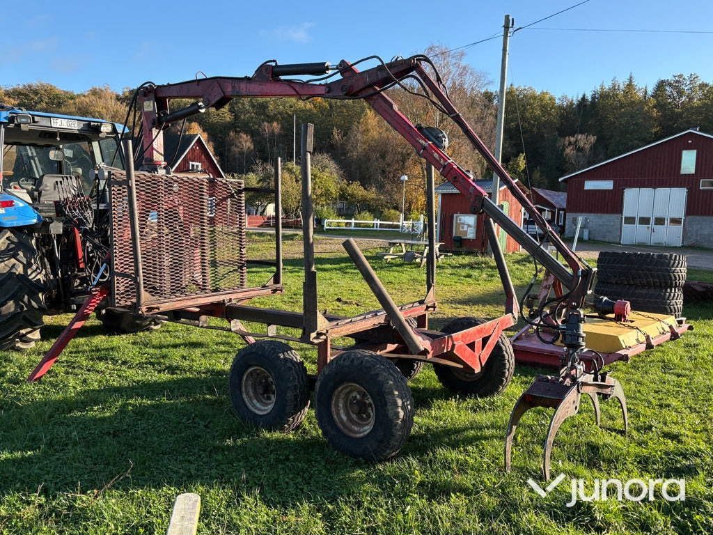 Virkesvagn med kran - Nokka Komet 5000 - Rönkszállító pótkocsi: 4 kép. Virkesvagn med kran - Nokka Komet 5000 - Rönkszállító pótkocsi: 4 kép.