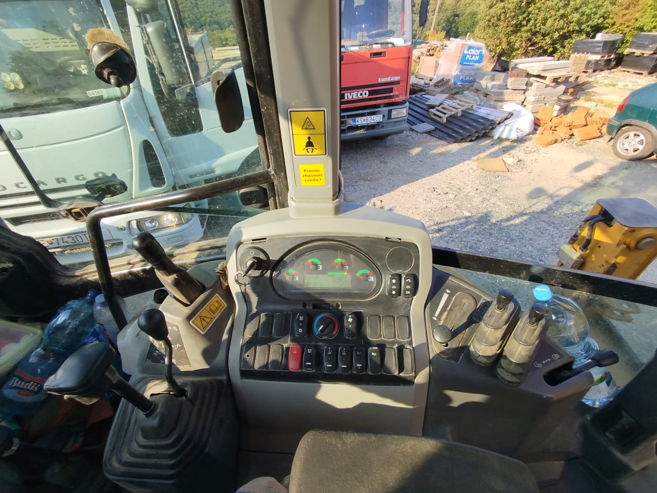 CATERPILLAR 472F2 - Kotrórakodó: 4 kép. CATERPILLAR 472F2 - Kotrórakodó: 4 kép.