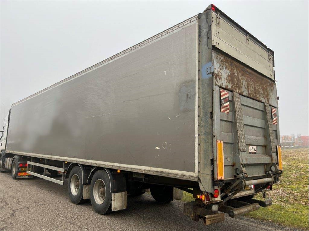 Fruehauf 13,6 mtr box - lodretstående lift - Félpótkocsi dobozos: 4 kép. Fruehauf 13,6 mtr box - lodretstående lift - Félpótkocsi dobozos: 4 kép.