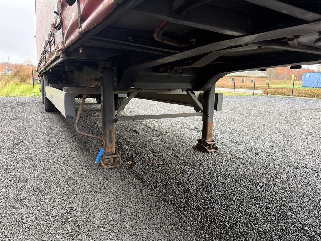 Krone 13,6 mtr gardin - lodretstående lift - Ponyvás félpótkocsi: 5 kép. Krone 13,6 mtr gardin - lodretstående lift - Ponyvás félpótkocsi: 5 kép.