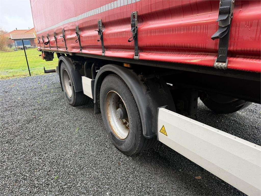 Krone 13,6 mtr gardin - lodretstående lift - Ponyvás félpótkocsi: 4 kép. Krone 13,6 mtr gardin - lodretstående lift - Ponyvás félpótkocsi: 4 kép.