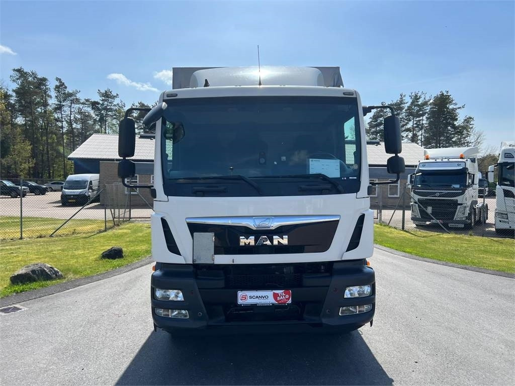 MAN TGM 18-340 BL - Ponyvás teherautó: 4 kép. MAN TGM 18-340 BL - Ponyvás teherautó: 4 kép.