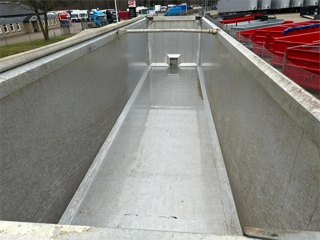 MTDK TK400 - 60m3 alu kasse - Félpótkocsi billenőplatós: 4 kép. MTDK TK400 - 60m3 alu kasse - Félpótkocsi billenőplatós: 4 kép.