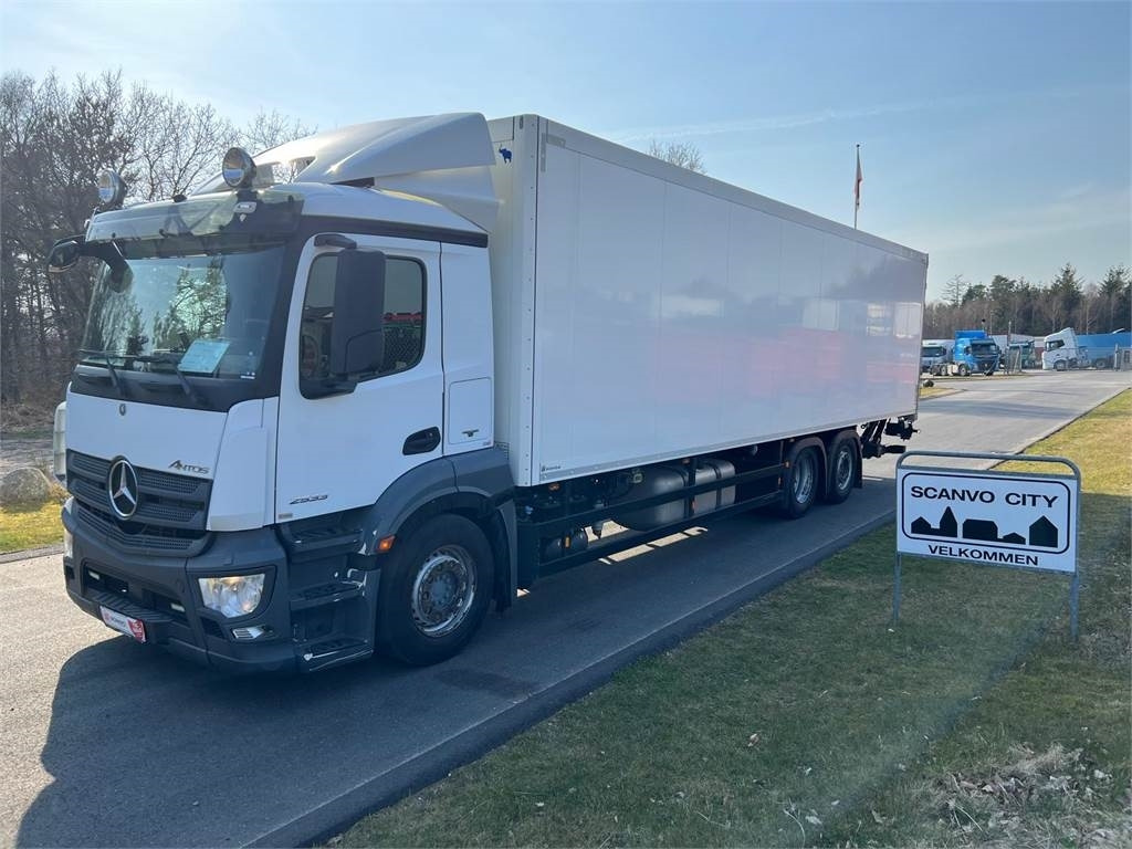 Mercedes-Benz Antos 2533 L - Dobozos felépítményű teherautó: 1 kép. Mercedes-Benz Antos 2533 L - Dobozos felépítményű teherautó: 1 kép.
