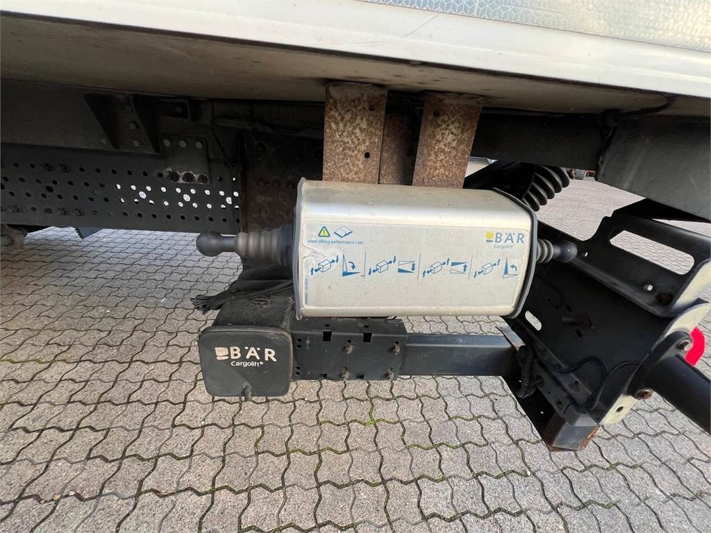 Mercedes-Benz Antos 2533 L - Dobozos felépítményű teherautó: 5 kép. Mercedes-Benz Antos 2533 L - Dobozos felépítményű teherautó: 5 kép.
