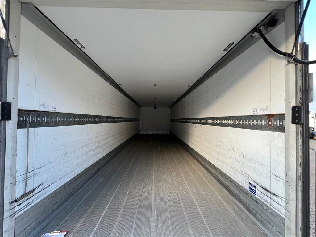 Mercedes-Benz Antos 2533 L - Dobozos felépítményű teherautó: 5 kép. Mercedes-Benz Antos 2533 L - Dobozos felépítményű teherautó: 5 kép.