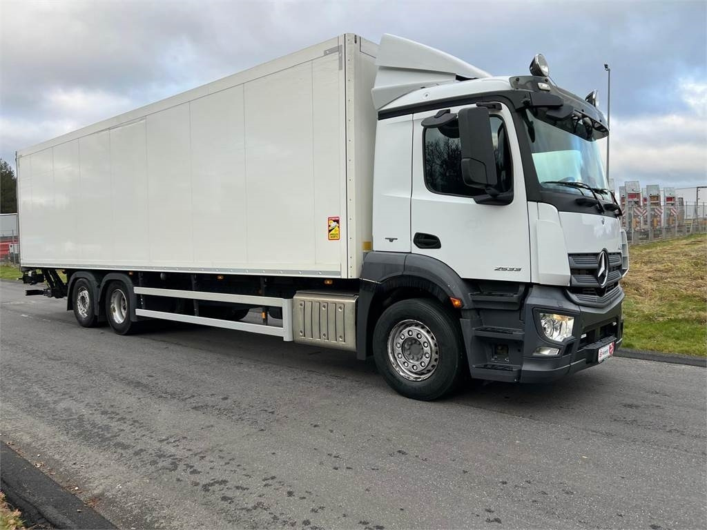 Mercedes-Benz Antos 2533 L - Dobozos felépítményű teherautó: 3 kép. Mercedes-Benz Antos 2533 L - Dobozos felépítményű teherautó: 3 kép.