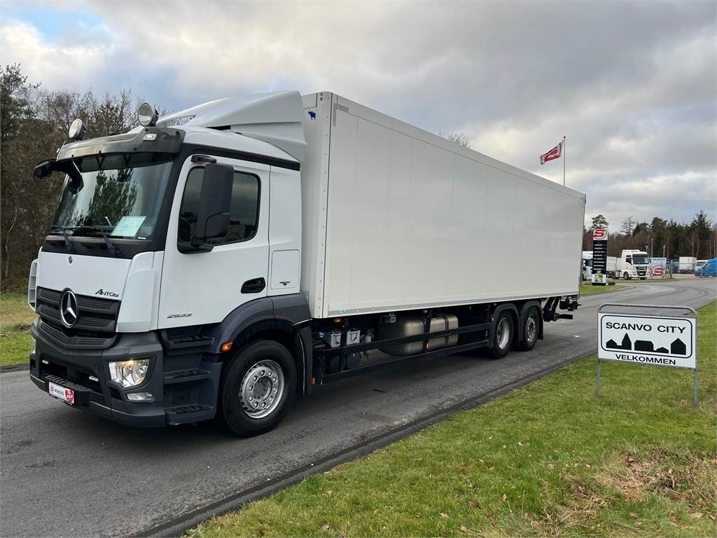 Mercedes-Benz Antos 2533 L - Dobozos felépítményű teherautó: 1 kép. Mercedes-Benz Antos 2533 L - Dobozos felépítményű teherautó: 1 kép.