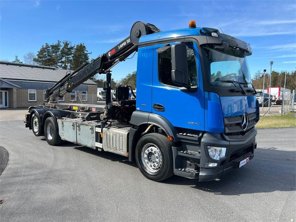 Mercedes-Benz Antos 2546 - Hiab 192 E kran - Konténerszállító: 3 kép. Mercedes-Benz Antos 2546 - Hiab 192 E kran - Konténerszállító: 3 kép.