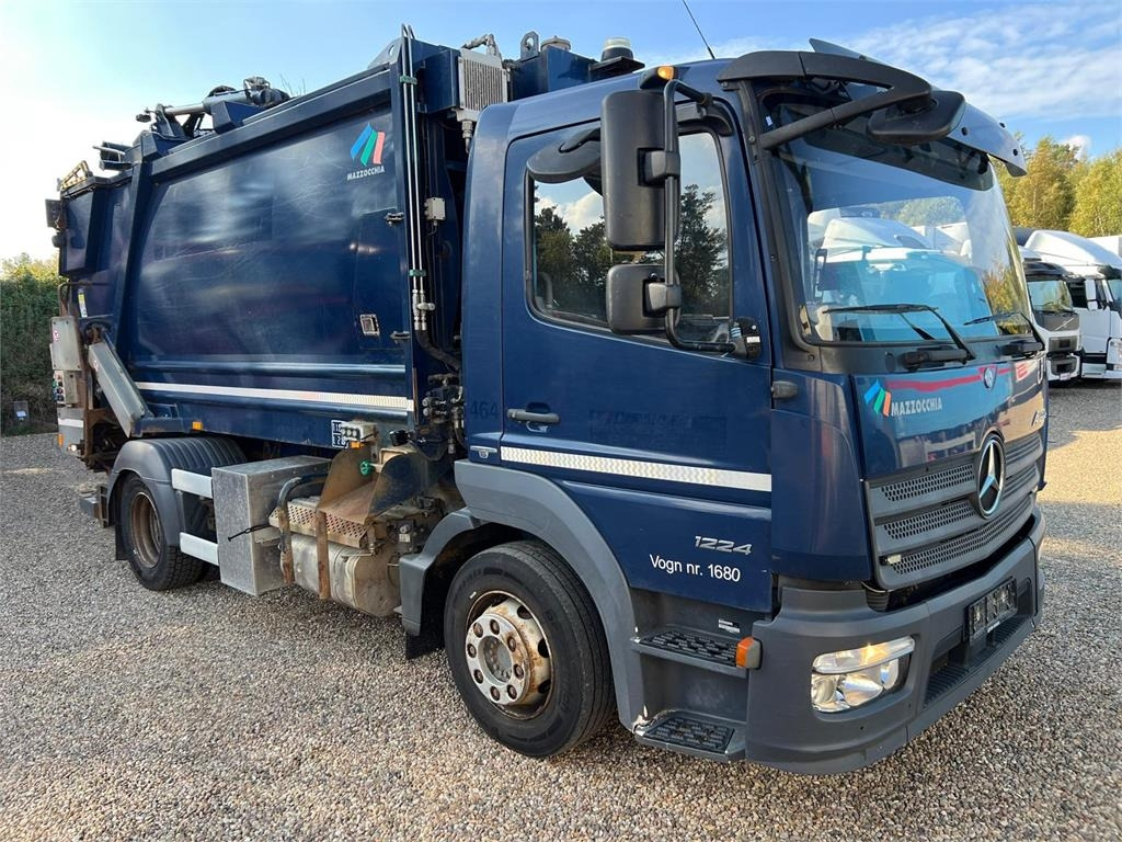 Mercedes-Benz Atego 1224 - Szemetesautó: 2 kép. Mercedes-Benz Atego 1224 - Szemetesautó: 2 kép.