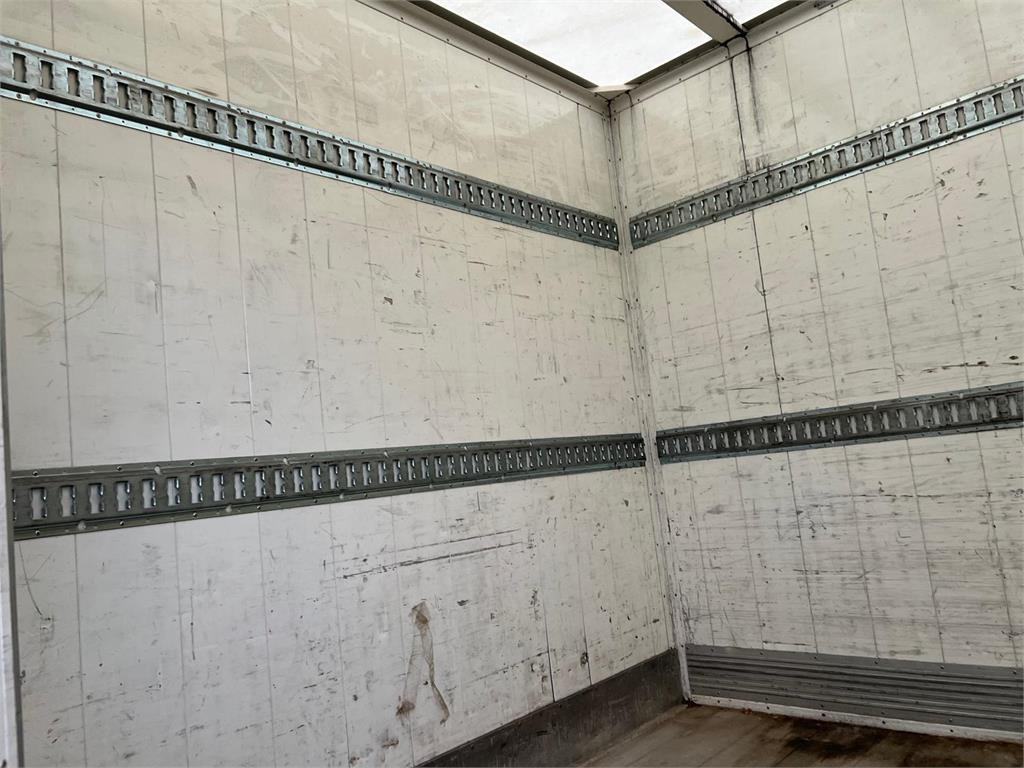 Mercedes-Benz Atego 1224 LnR - Dobozos felépítményű teherautó: 4 kép. Mercedes-Benz Atego 1224 LnR - Dobozos felépítményű teherautó: 4 kép.