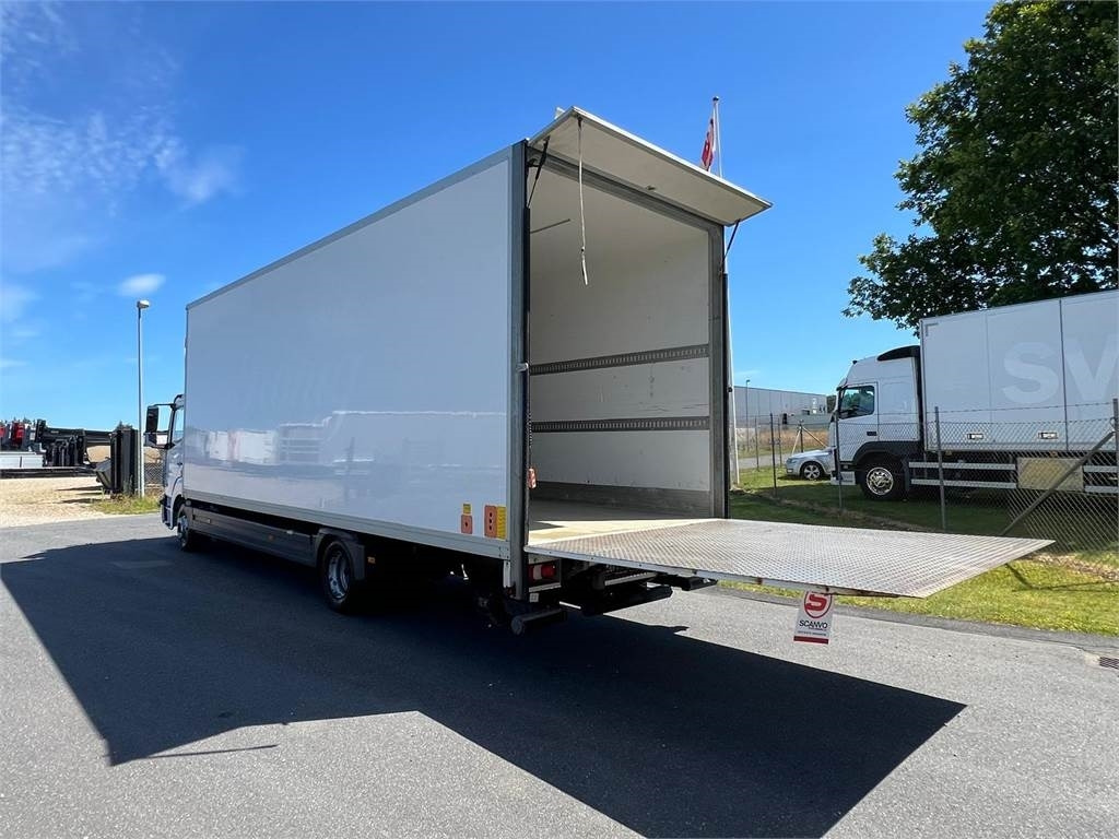 Mercedes-Benz Atego 1224 LnR - Dobozos felépítményű teherautó: 4 kép. Mercedes-Benz Atego 1224 LnR - Dobozos felépítményű teherautó: 4 kép.