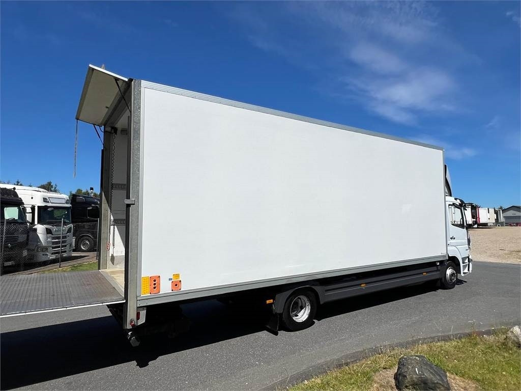 Mercedes-Benz Atego 1224 LnR - Dobozos felépítményű teherautó: 3 kép. Mercedes-Benz Atego 1224 LnR - Dobozos felépítményű teherautó: 3 kép.