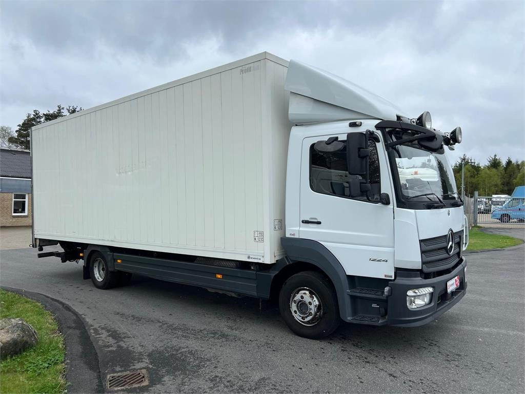 Mercedes-Benz Atego 1224 LnR - Dobozos felépítményű teherautó: 2 kép. Mercedes-Benz Atego 1224 LnR - Dobozos felépítményű teherautó: 2 kép.