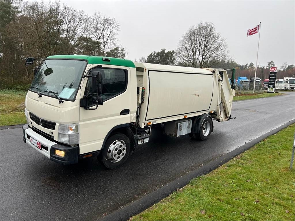 Mitsubishi Fuso CANTER 9C18 - Szemetesautó: 1 kép. Mitsubishi Fuso CANTER 9C18 - Szemetesautó: 1 kép.
