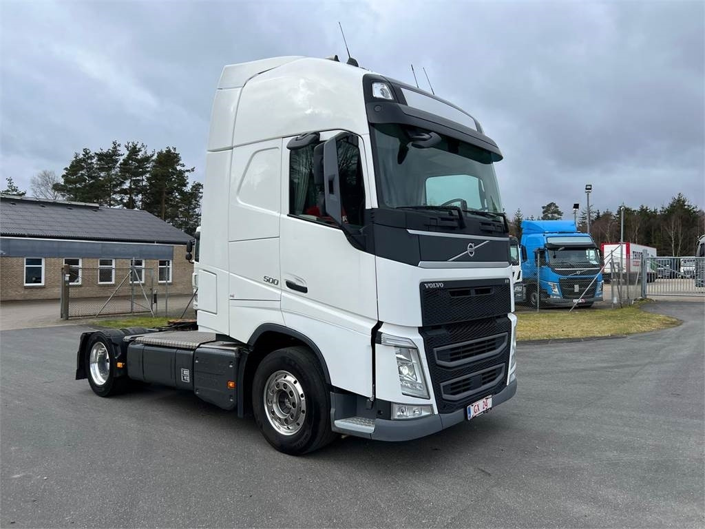 Volvo FH500 4x2 x-low mega - Nyergesvontató: 2 kép. Volvo FH500 4x2 x-low mega - Nyergesvontató: 2 kép.