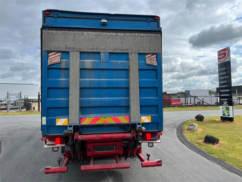 Scania P320 DB 4x2 MLB - low entry - Dobozos felépítményű teherautó: 3 kép. Scania P320 DB 4x2 MLB - low entry - Dobozos felépítményű teherautó: 3 kép.