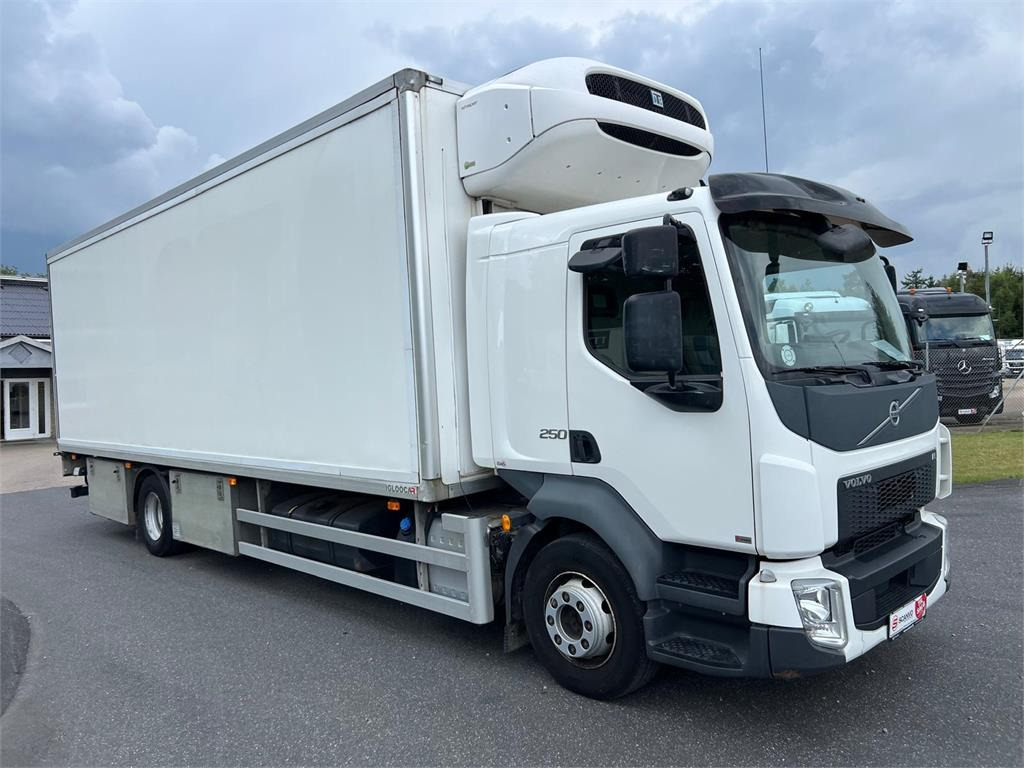 Volvo FL 250 16 ton - Hűtős teherautó: 2 kép. Volvo FL 250 16 ton - Hűtős teherautó: 2 kép.