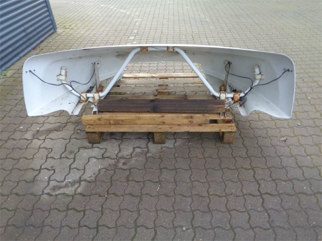 Volvo Tagspoiler til Volvo FL - Ponyvás teherautó: 5 kép. Volvo Tagspoiler til Volvo FL - Ponyvás teherautó: 5 kép.