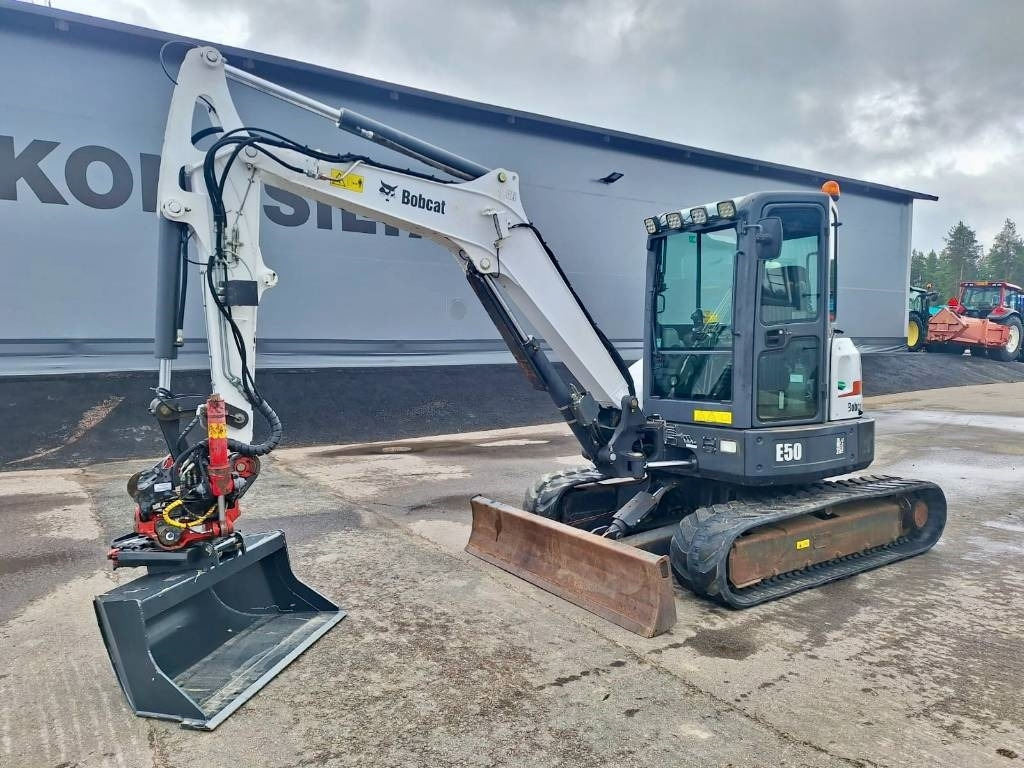 Bobcat MYYTY! SOLD! E50 PYÖRITTÄJÄLLÄ - Minikotró: 2 kép. Bobcat MYYTY! SOLD! E50 PYÖRITTÄJÄLLÄ - Minikotró: 2 kép.