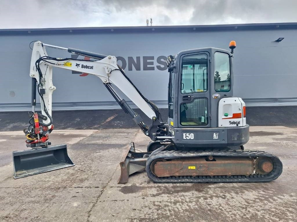 Bobcat MYYTY! SOLD! E50 PYÖRITTÄJÄLLÄ - Minikotró: 1 kép. Bobcat MYYTY! SOLD! E50 PYÖRITTÄJÄLLÄ - Minikotró: 1 kép.