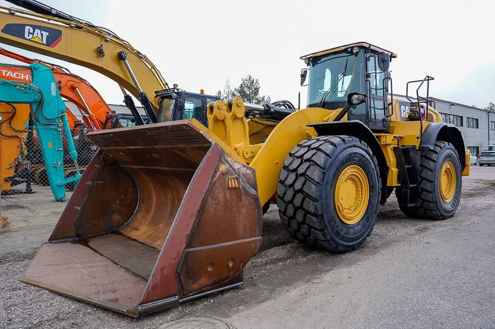 CAT 982M UUDET RENKAAT - Gumikerekes homlokrakodó: 2 kép. CAT 982M UUDET RENKAAT - Gumikerekes homlokrakodó: 2 kép.