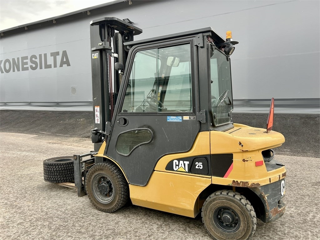 CAT DP 25 NT - Dízel targonca: 2 kép. CAT DP 25 NT - Dízel targonca: 2 kép.