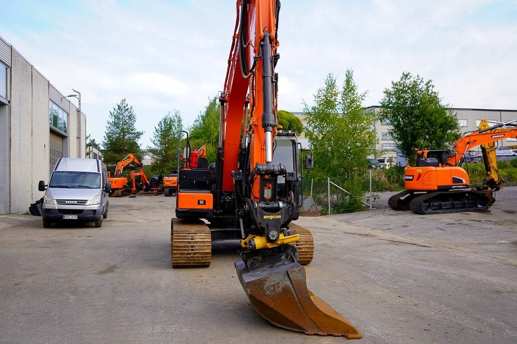 Doosan DX140LC-5 ENGCON - Lánctalpas kotró: 4 kép. Doosan DX140LC-5 ENGCON - Lánctalpas kotró: 4 kép.