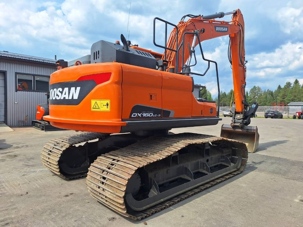 Doosan DX160LCH-5 METSÄMALLI KALLISTAJALLA - Lánctalpas kotró: 4 kép. Doosan DX160LCH-5 METSÄMALLI KALLISTAJALLA - Lánctalpas kotró: 4 kép.
