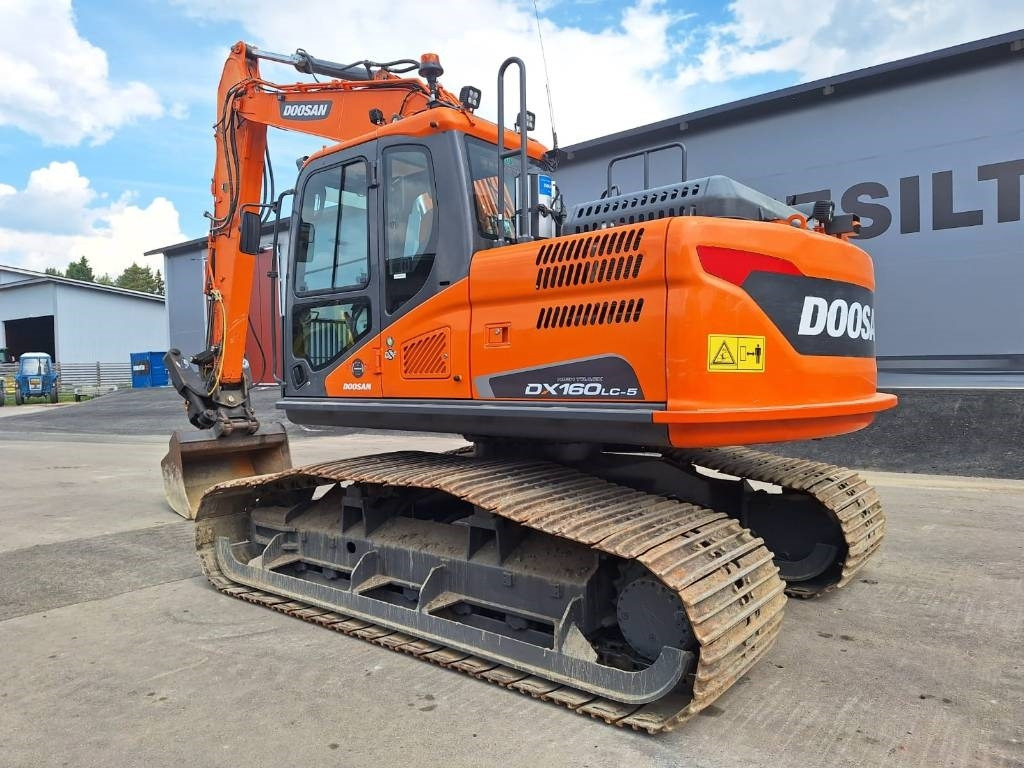 Doosan DX160LCH-5 METSÄMALLI KALLISTAJALLA - Lánctalpas kotró: 2 kép. Doosan DX160LCH-5 METSÄMALLI KALLISTAJALLA - Lánctalpas kotró: 2 kép.