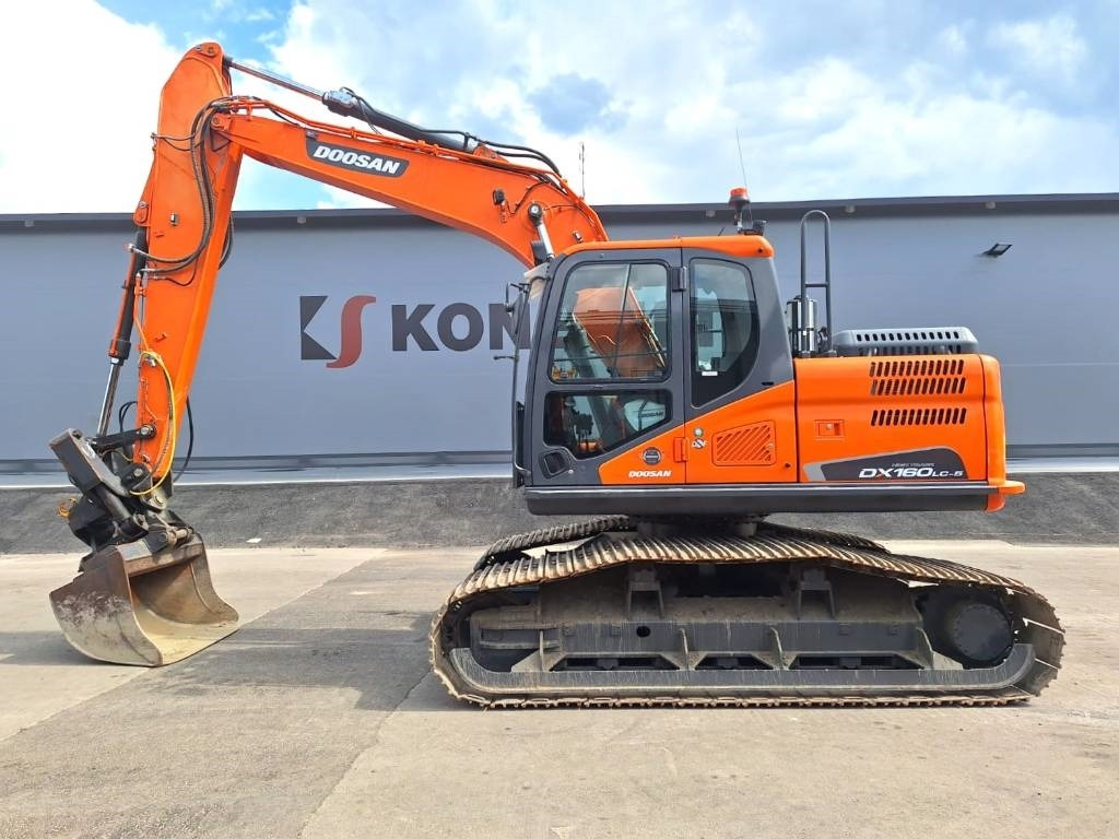 Doosan DX160LCH-5 METSÄMALLI KALLISTAJALLA - Lánctalpas kotró: 1 kép. Doosan DX160LCH-5 METSÄMALLI KALLISTAJALLA - Lánctalpas kotró: 1 kép.