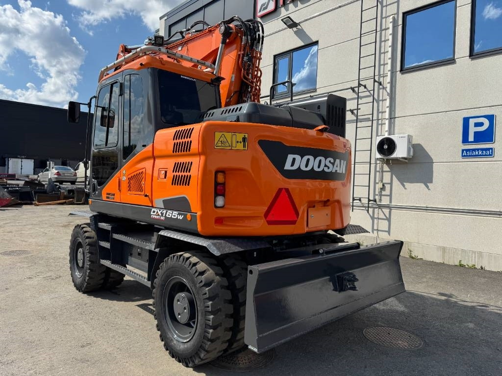 Doosan DX165W-5 PYÖRITTÄJÄLLÄ - Gumikerekes kotró: 3 kép. Doosan DX165W-5 PYÖRITTÄJÄLLÄ - Gumikerekes kotró: 3 kép.